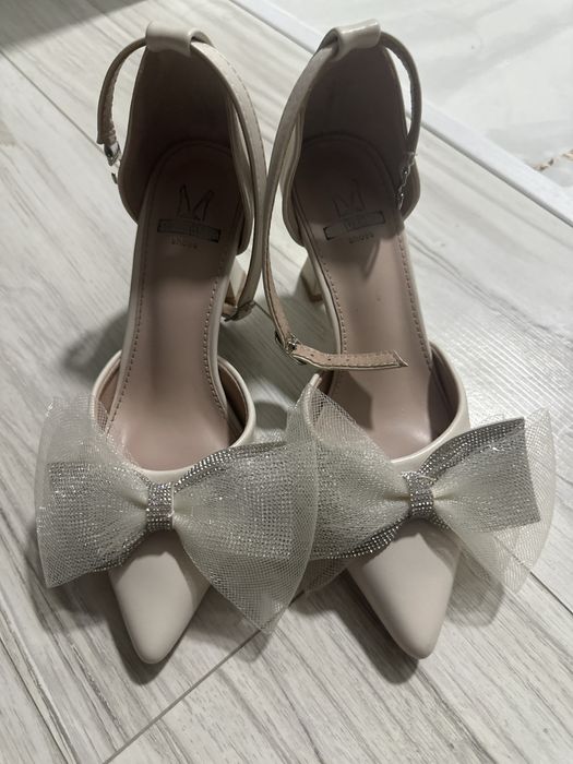 Нарядные туфли с бантом и стразами (р. 34)