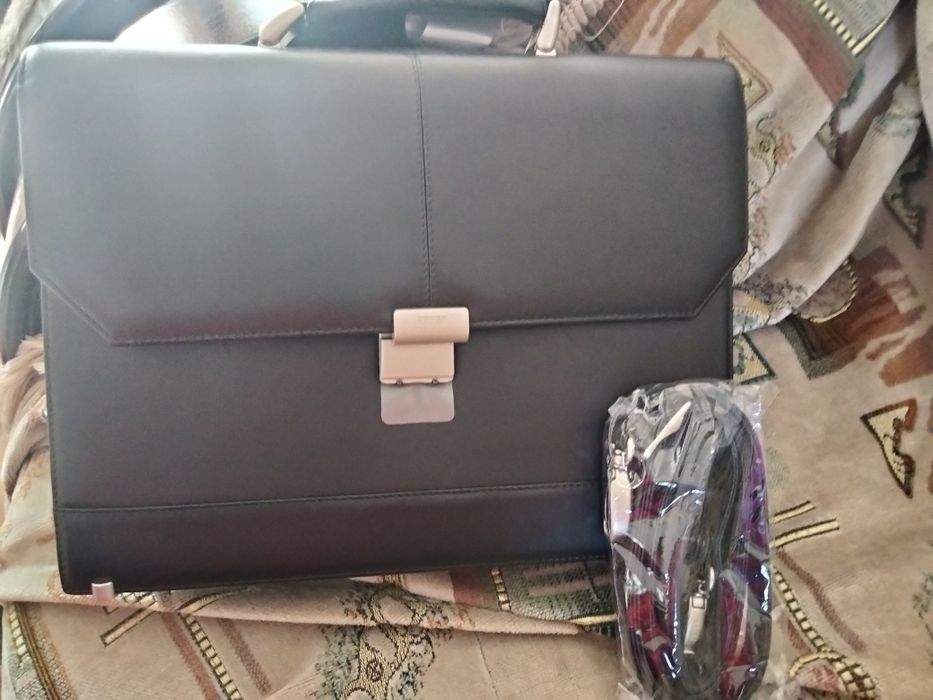 Продам кожаный портфель.