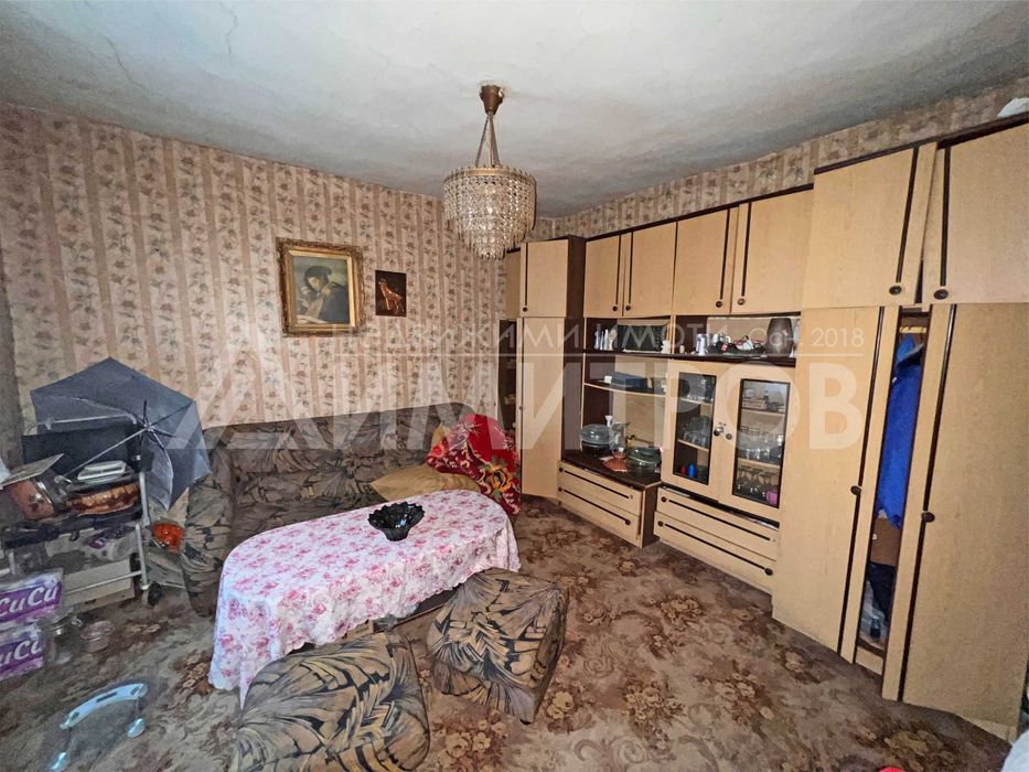 Продава напълно самостоятелна къща с двор в гр. Нови пазар в Добруджанския квартал на града.