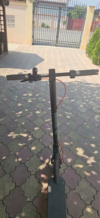 Trotineta electrica Xiaomi Electric Scooter 4 Pro Gen 2, autonomie 60 km, 25 km/h, anvelope 10 inch, negru, garantie pana in octombrie