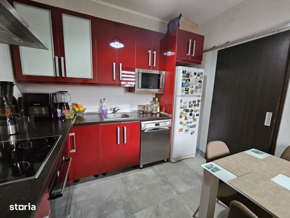 Vand apartament 3 camere decomandate , la vila + curte individuala