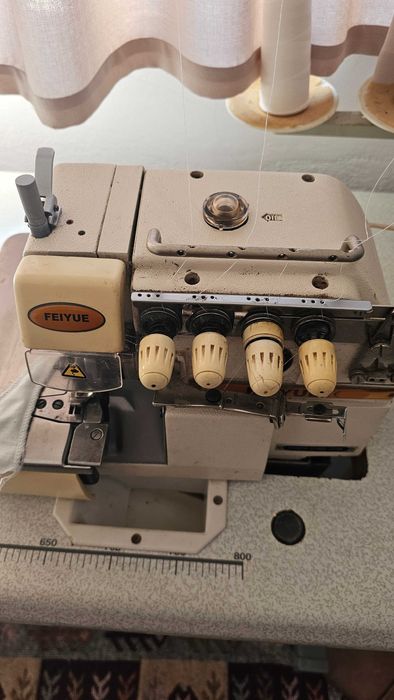 Mașina de cusut liniara, triploc si uberdeck