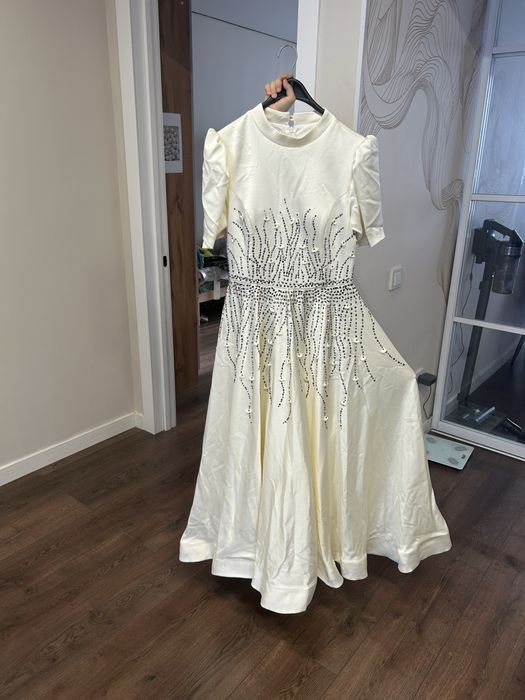 Платье пышное со стразами