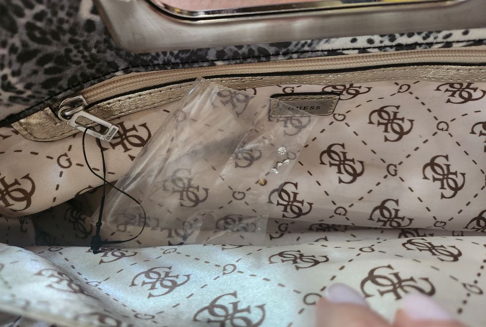 Дамска чанта - клъч Guess