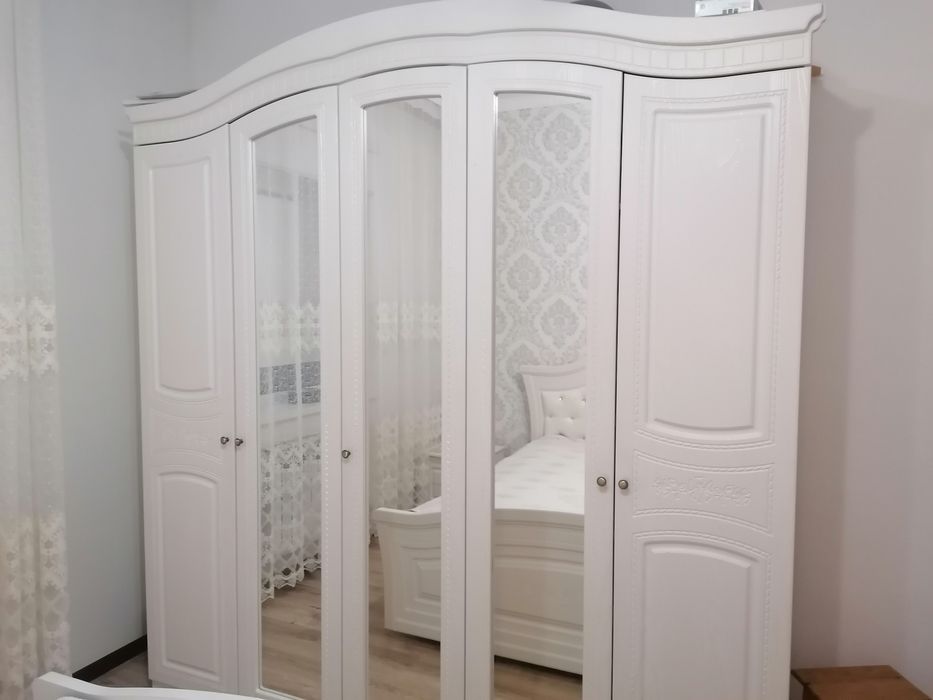 Спальный гарнитур диван стол книжка