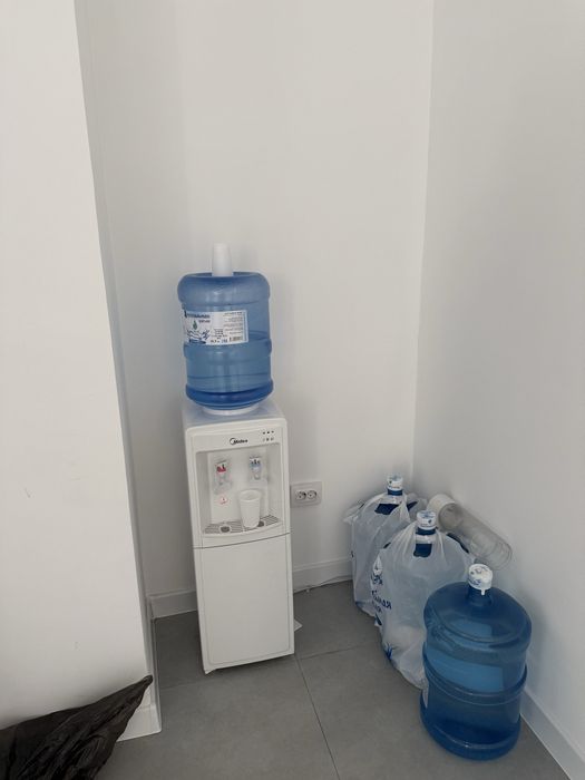 Почти новый кулер для воды