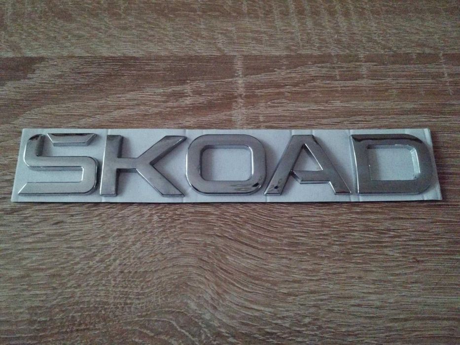 Skoda сребрист надпис най-новия фонт