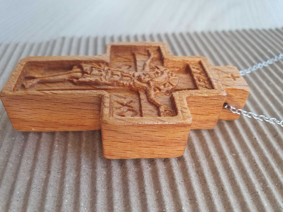Cruce pectorala sculptata la freza in lemn de fag, 7,3 x 4,2 cm, cu lantisor