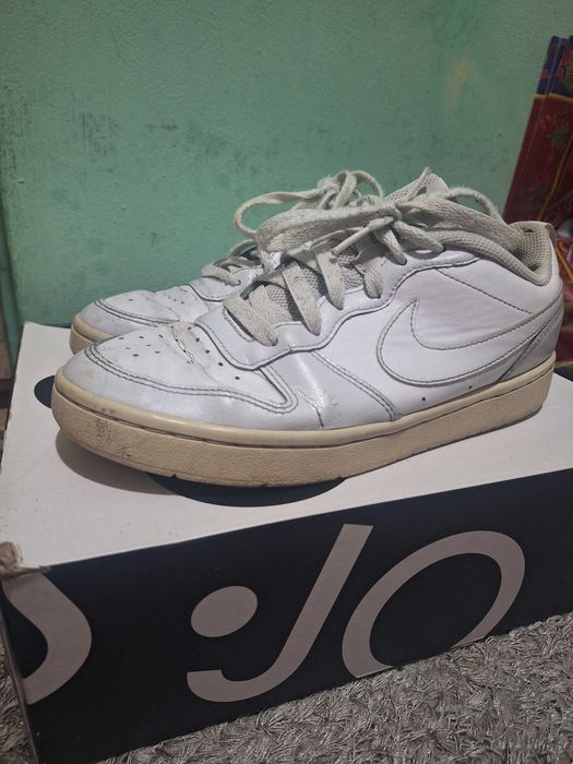 Бели обувки Nike