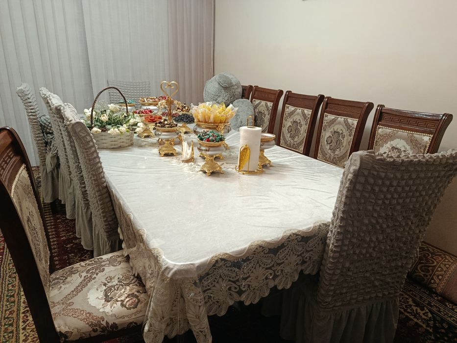 Большой обеденный гарнитур: стол и 12 стульев + чехлы в подарок!