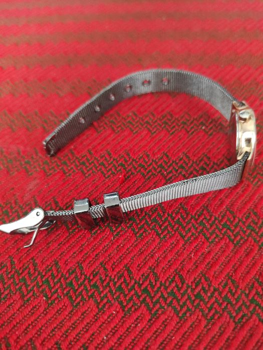 Ceas elegant de dama Christin Lars, cu afisaj analog. 
Are curea metal