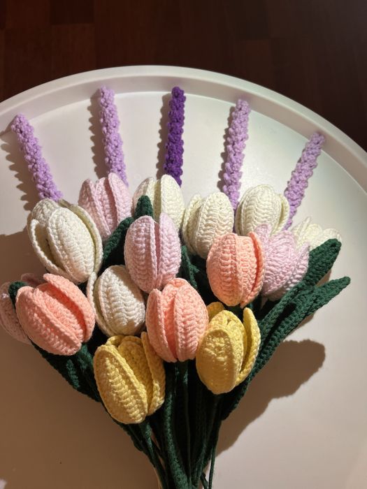 Вязанный букет цветов тюльпаны