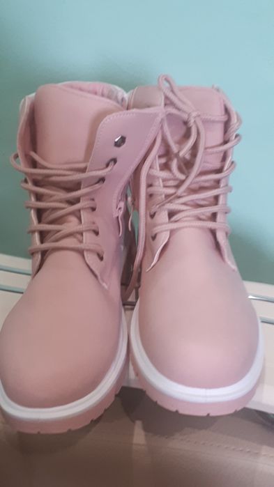 Продам женские ботинки