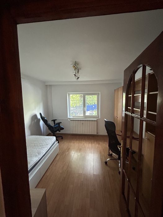 Proprietar - Apartamemt 3 camere de inchiriat , sector 4 in apropierea statiei de Metrou , fara Comision