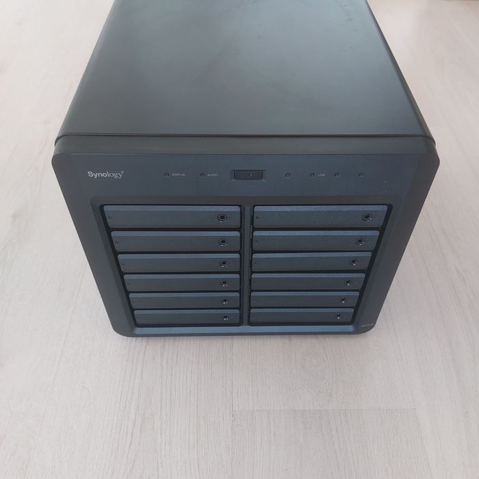 Професионален NAS разширителен модул Synology DX1215 (12-Bay Storage Expansion)