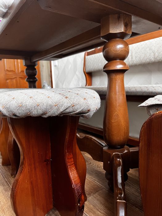 Стол и стулья в кухню