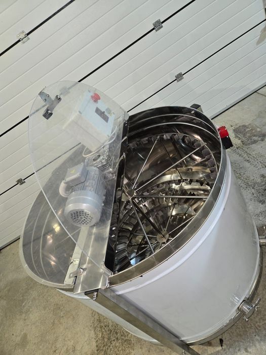 Centrifuga apicola nouă