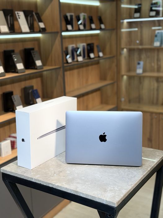 MacBook Air M1 — 256GB / 8GB / PhoneLab