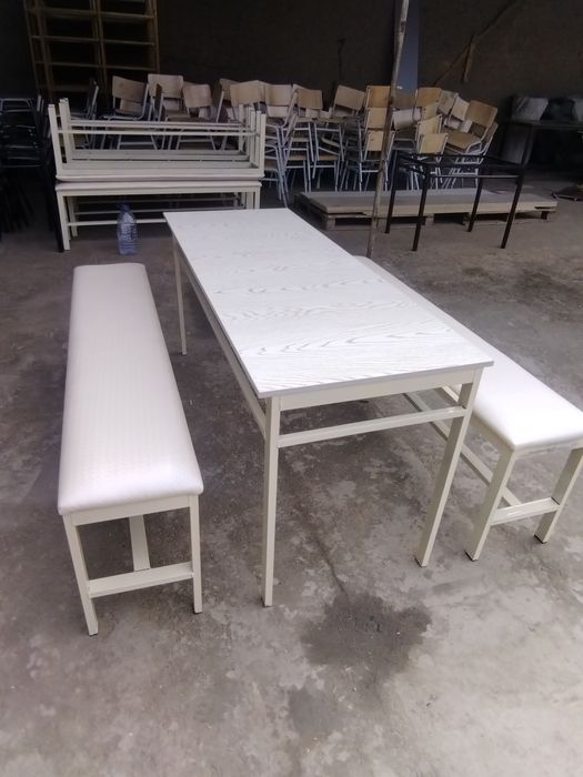 Кухонный стол с четырьмя стульями 870.000