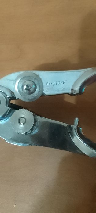 Продам консервный нож.. Фирма BergHoff.