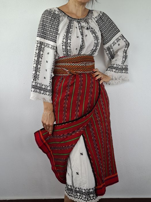 Vind costum popular traditional