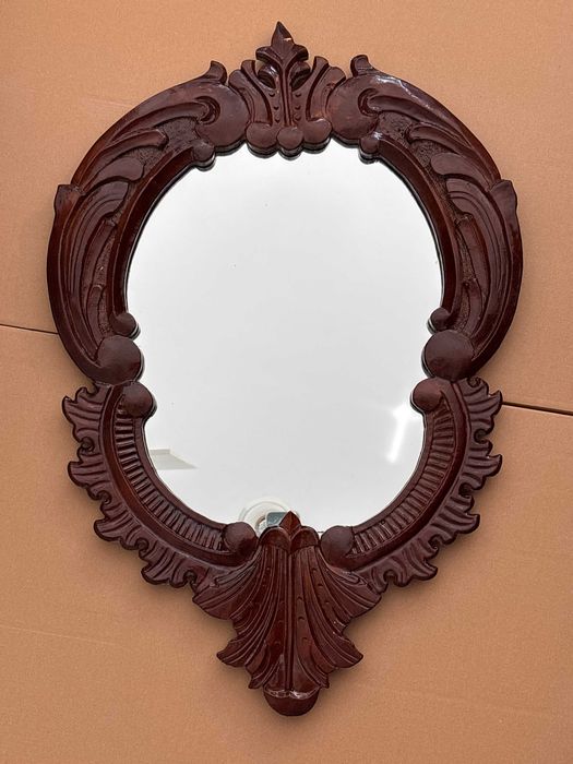 Oglinda antica cu rama baroca din lemn vechi, o piesa deosebita cu un aspect elegant si rafinat.