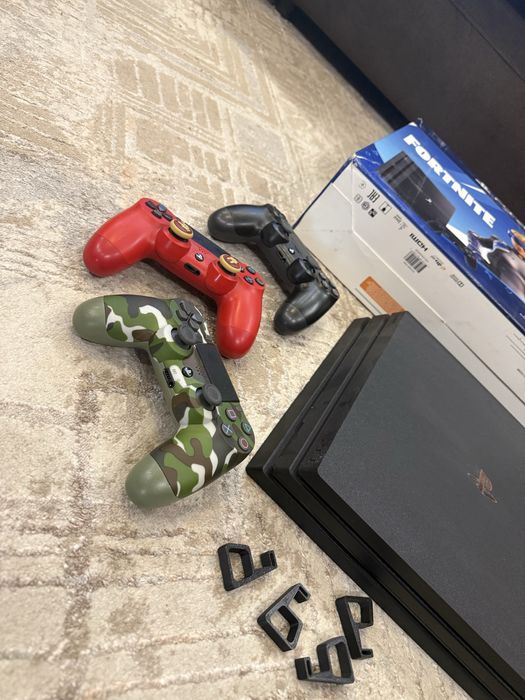 Продам PS4 pro в хорошем состоянии