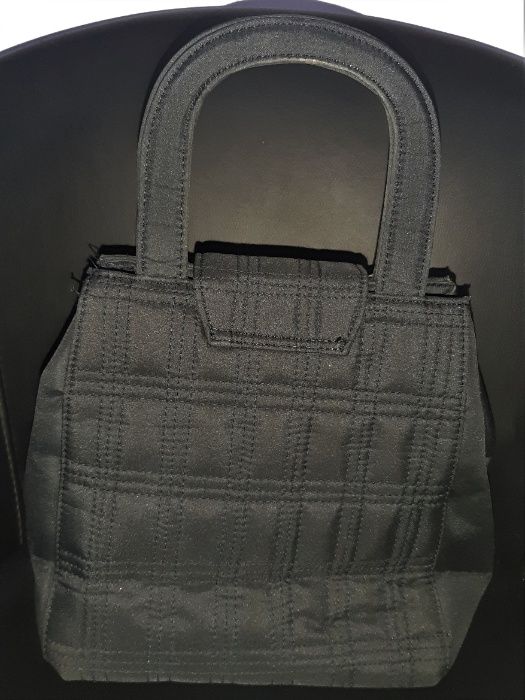 Geantă cu bandulieră.