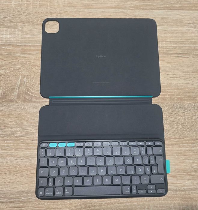 Чисто нов калъф с клавиатура Logitech Flip Folio за iPad 11" (Pro M4 / Air M2)