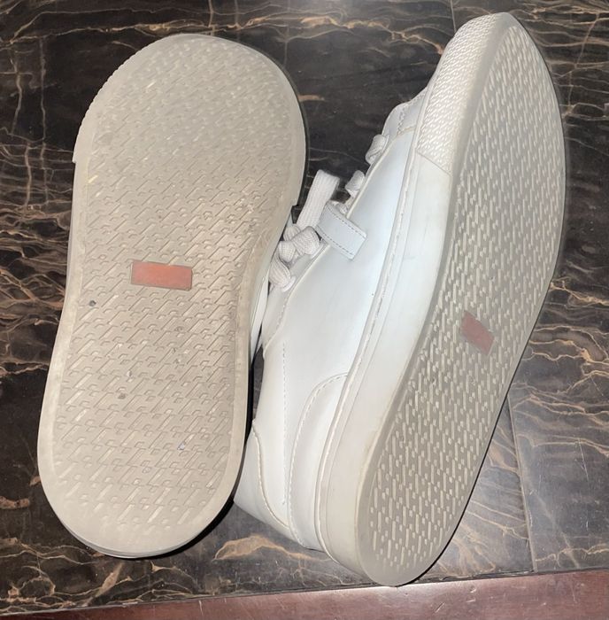 Продаются белые кроссовки женские