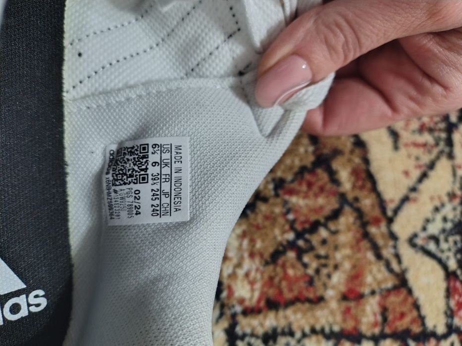 Se vinde adidași