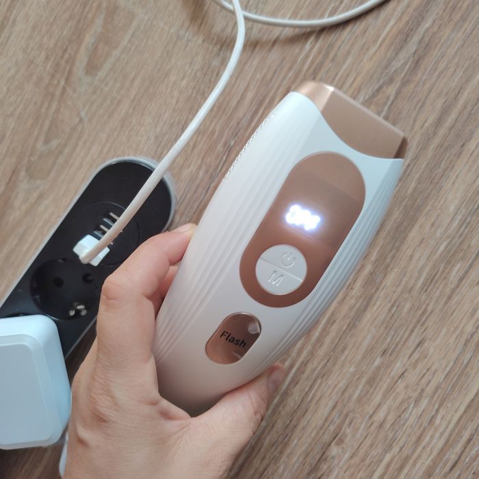 Epilator laser IPL, cu 999.900 de impulsuri luminoase, 3 moduri functionale HR/SC/RA, 9 intensitati, rapid, regenerare piele si indepartare acnee, alb
