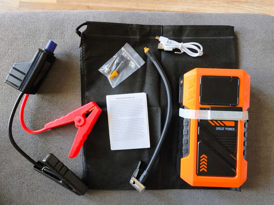 Авариен мобилен стартер (Jump Starter), компресор, външна батерия и мощен LED фенер 4 в 1 JKUOO, различни накрайници, 8000А, 10ATM, НОВ!