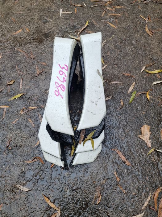 Сапожок на крыло Toyota Estima