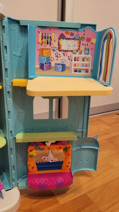 Casuta Gabby's Dollhouse originala de jucarie canta, cu 3 camere amenajate lift include papusa Briosel, Matisor, Bebe Cutiuta Pernmat, Dj Mat Pisirena