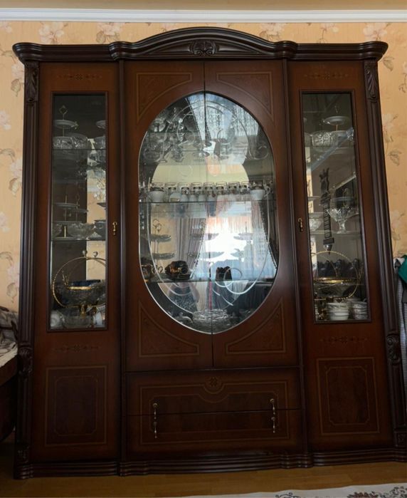 Сервант и шкаф с комодом