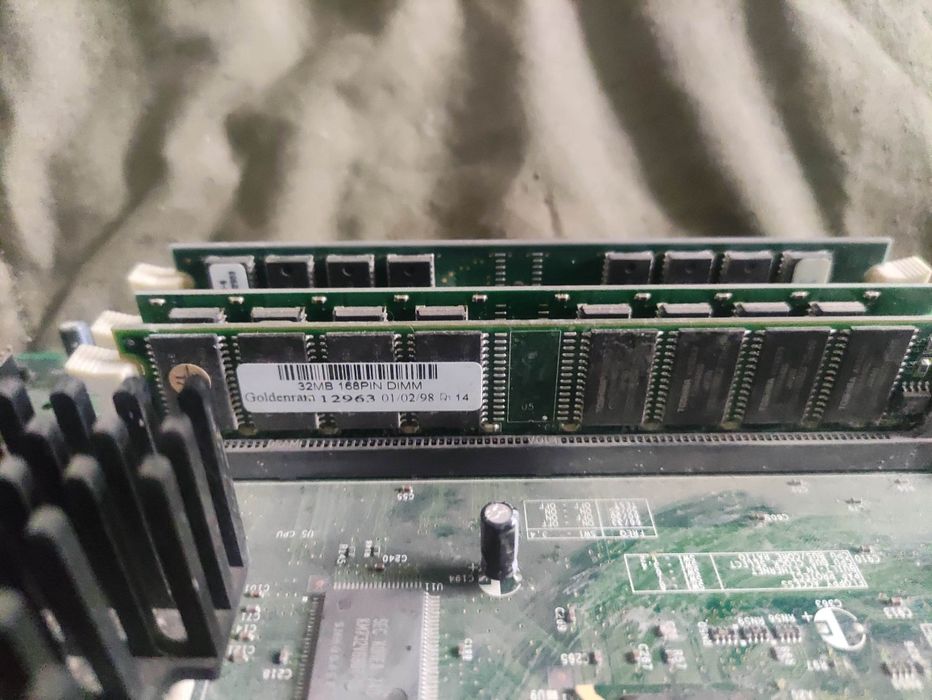 Продавам много стари компютри: IBM ,Commodore,Правец..