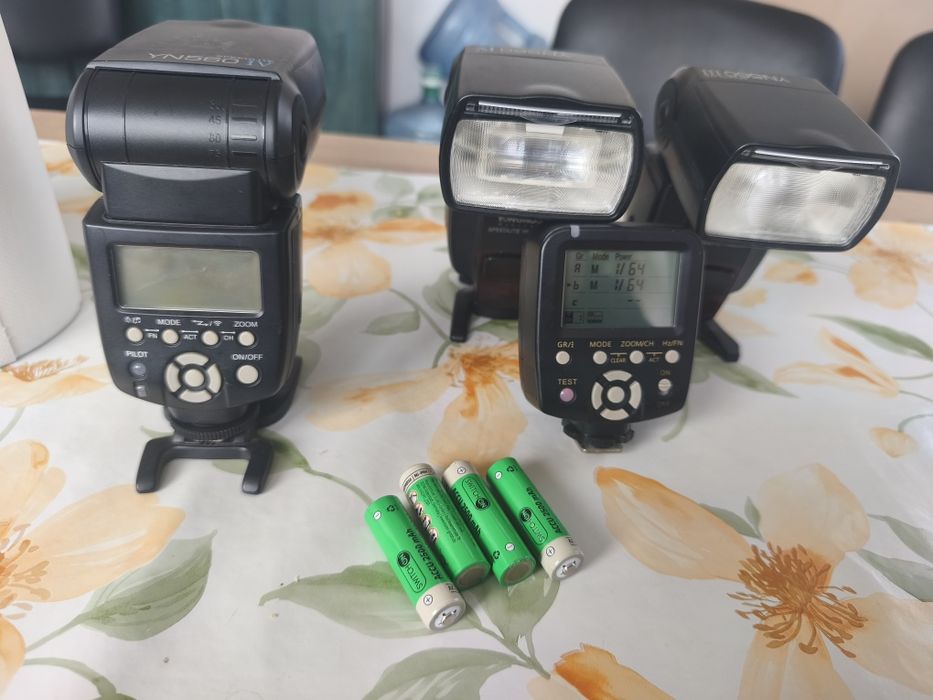 Vând 3 blitzuri plus transmițător yongnuo