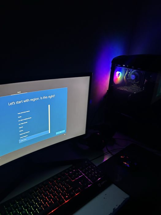 Pc gaming +Monitor curbat Gata de folosit