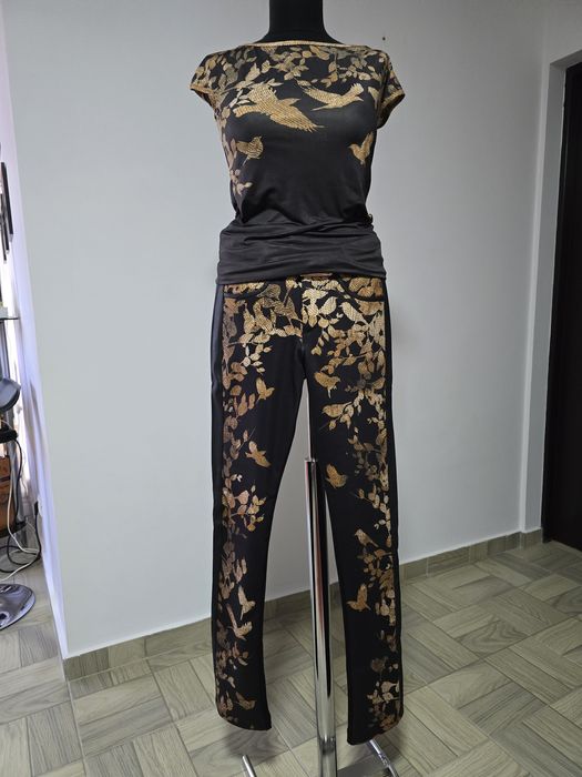 Pantaloni cu imprimeu auriu si piele naturala vegana;