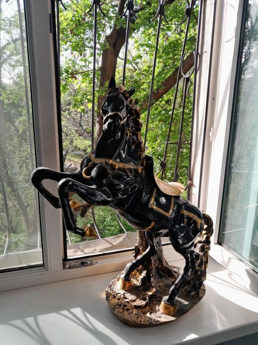 Чёрный голдовый сувенир лощадь для подарки.