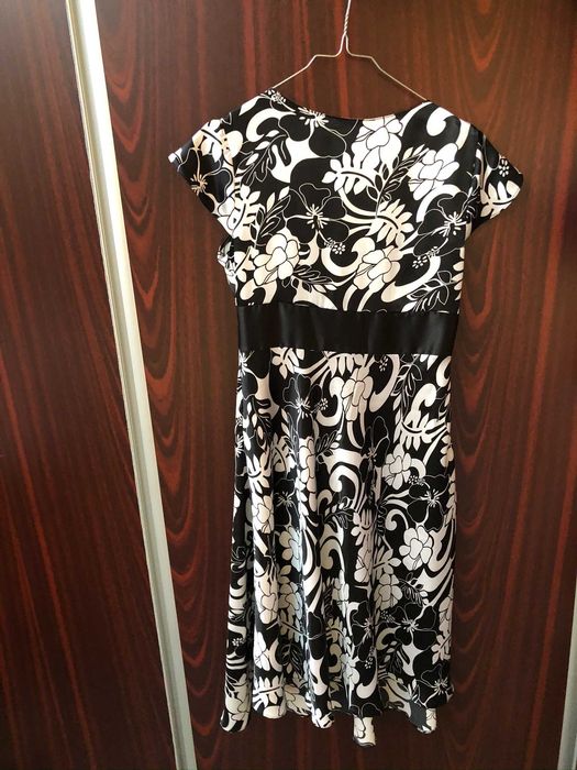 Rochie material satinat alb negru