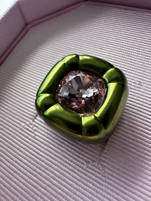Swarovski dulcis cocktail пръстен в зелено с розов камък