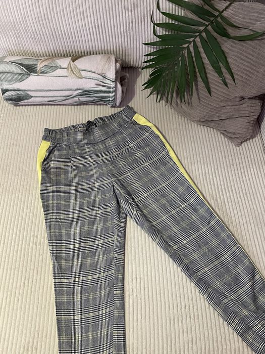 Кариран дамски панталон с електрикова лента