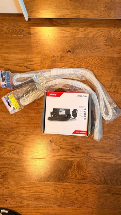 SIMRAD RS40-B VHF Радиостанция с AIS с включени антени