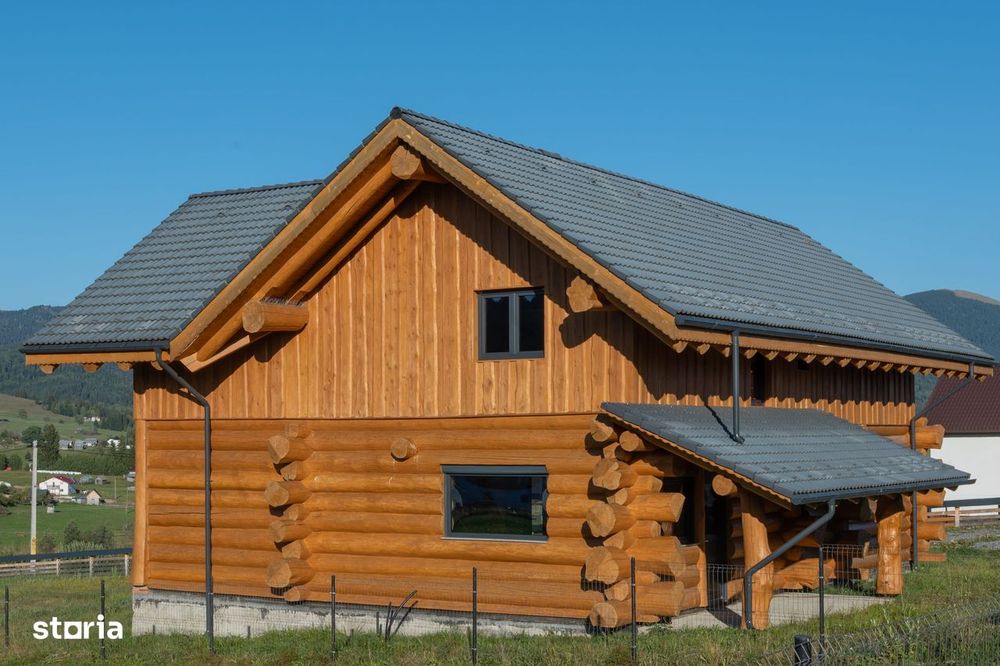 Casă din bușteni masivi | 180 mp | teren 2.440 mp | Vatra Dornei