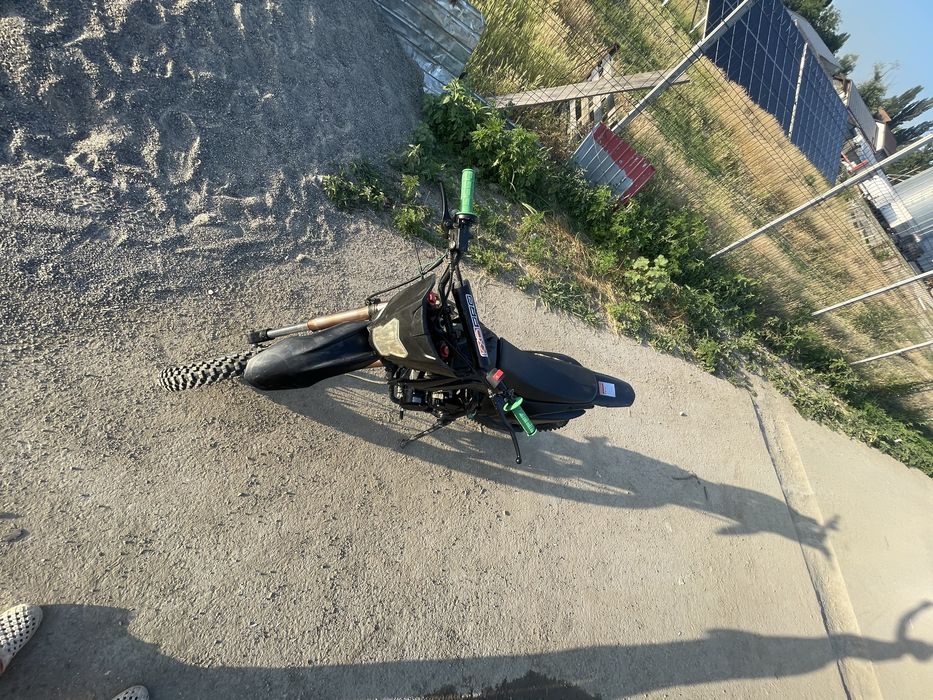 Vand cross 150cc. Are cadrul fisurat dar merge sudat.  Roata spate are un pic de joc  motorul merge bine  acept si alte schimburi   Astept oferte.
