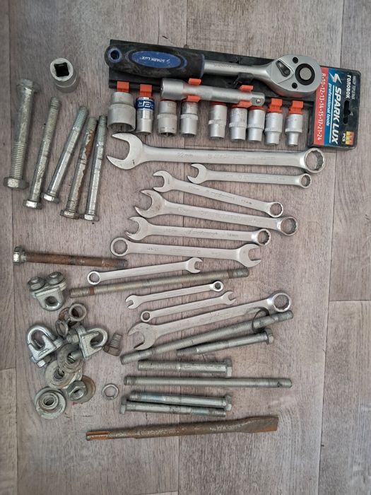 Набор ключей, болты, гайки