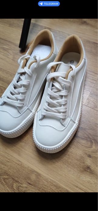 Кроссовки женские