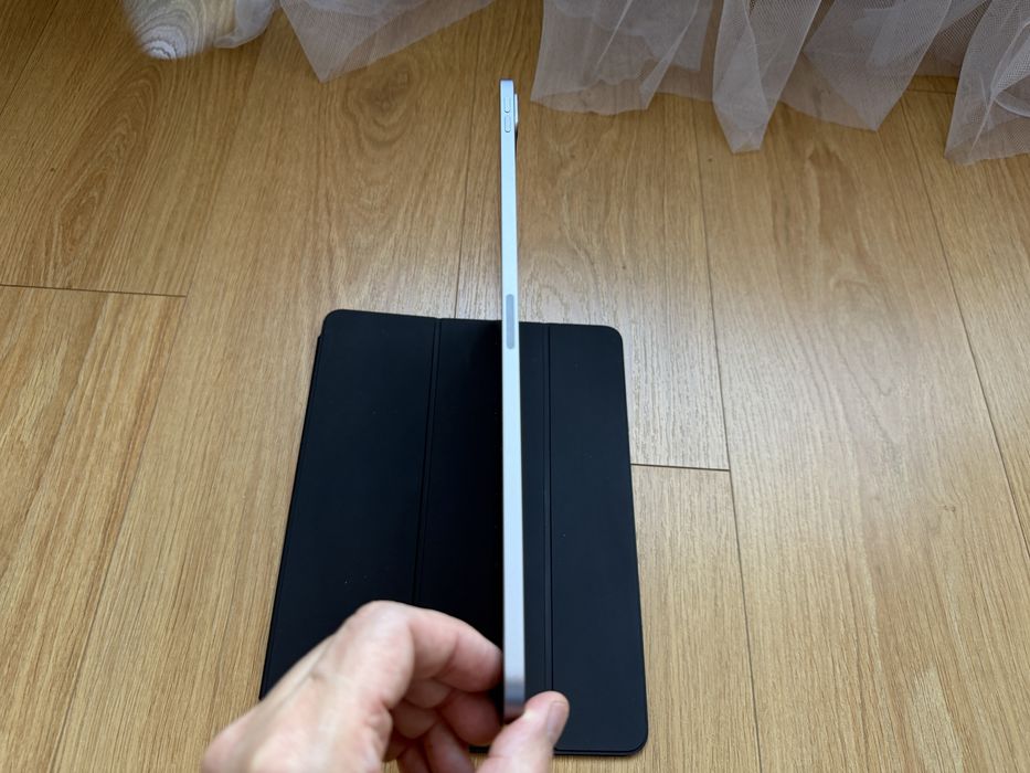 Apple iPad Pro 12,9" 6th Gen, 256GB, Wi-Fi + оригинален калъф.